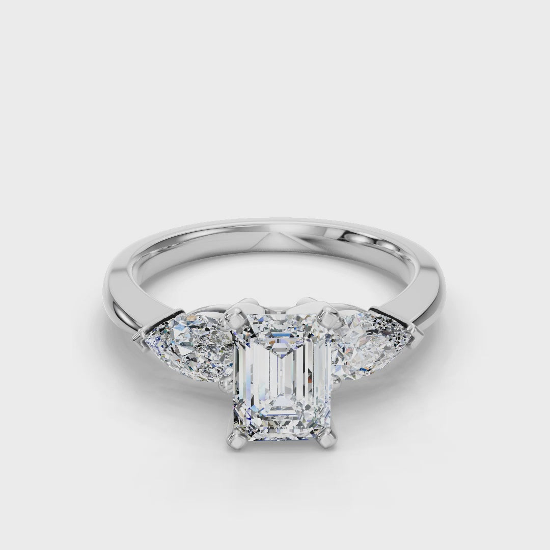 EMERALD 3 STONE RING