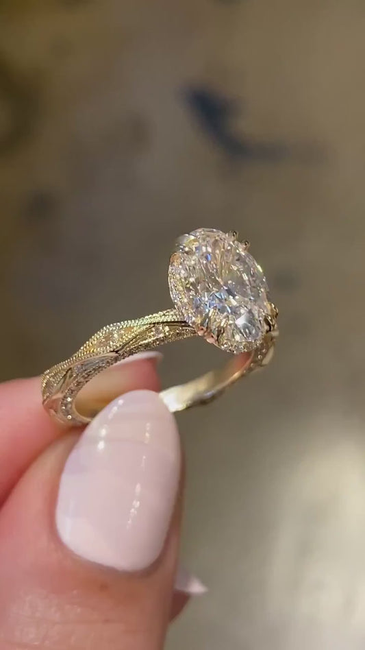 OVAL VINTAGE RING WITH PAVE STONES
