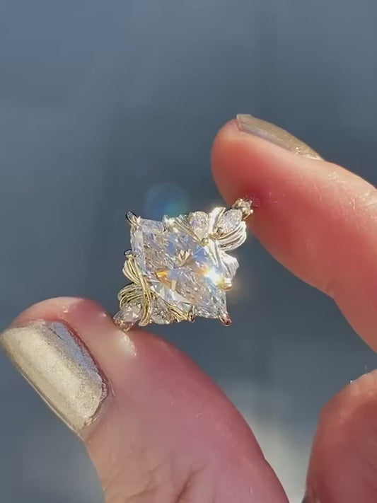 MARQUISE VINTAGE RING WITH SIDE STONES