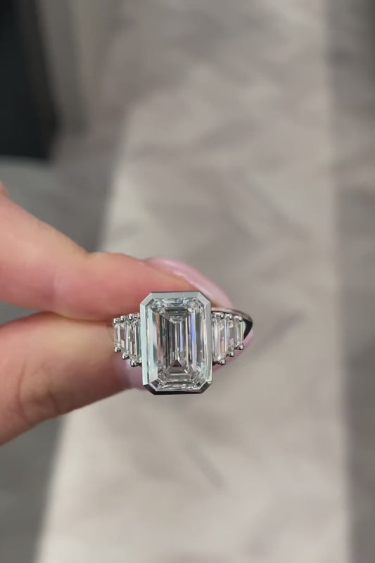 EMERALD BEZEL RING WIT BAGUETTE SIDE STONES