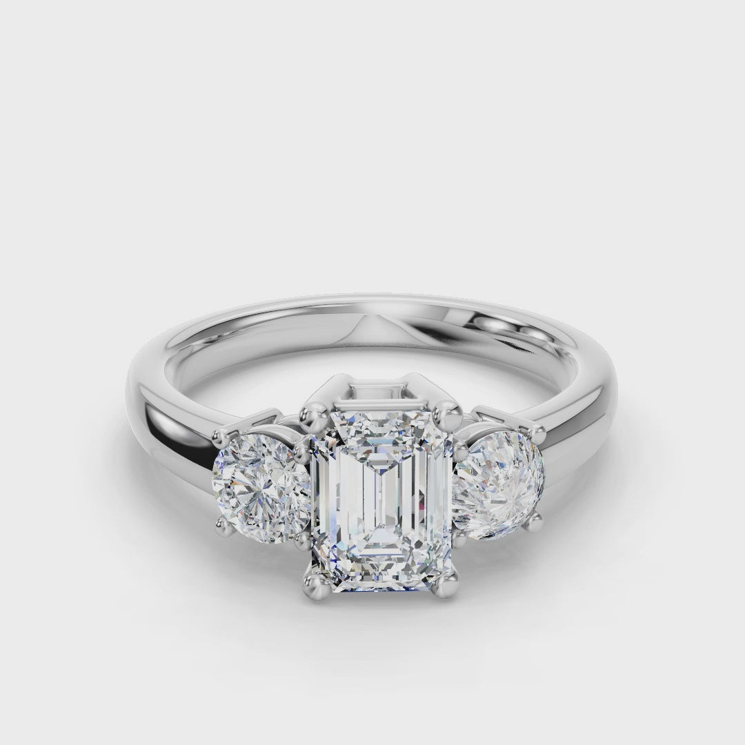 EMERALD 3 STONE RING