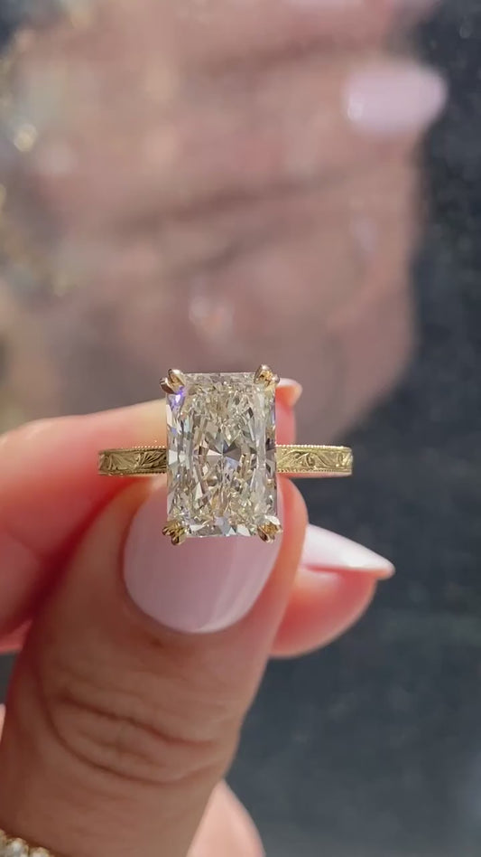 RADIANT VINTAGE RING WITH HIDDEN HALO